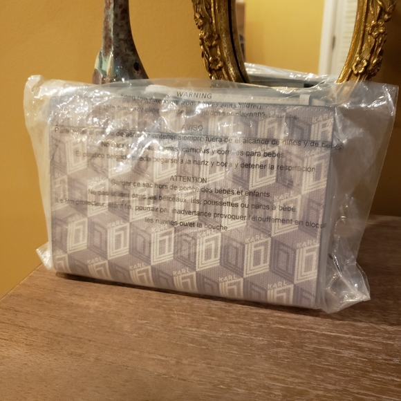 NWT! Rare! Karl Lagerfeld Gray & White Geometric Adele Crossbody / Wristlet Bag - Picture 8 of 10